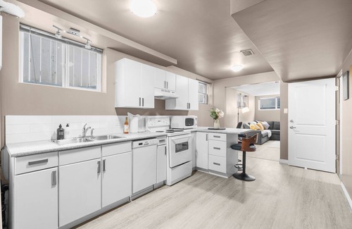 Edmonton House | Cozy 5BR, Steps to University of Alberta, Hospital, Whyte Ave, River Valley