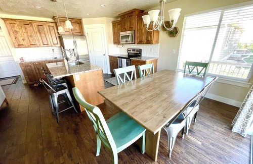 Sunset Heights House | Cozy 6 bedroom with tons of living and sleep space