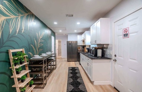 Northside House | Cozy 6BR Oasis | Fire Pit | Sleeps 13 | Near DT