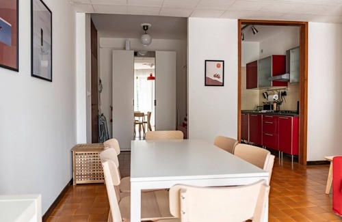 Corno Apartment | Cozy 80 sqm apartment located on the first floor of a building with a lift, ideal for hosting up to 6 people.Located in Garda, the accommodation boasts a strategic position: the beach is just a 2-minute walk away, while the city center can be easily reac