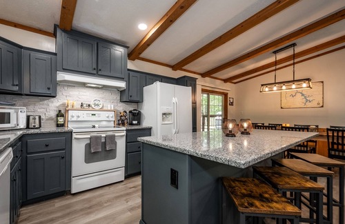 McHenry House | ✩ Cozy 9-Sleeper, Private Hot Tub, Prime Location ✩