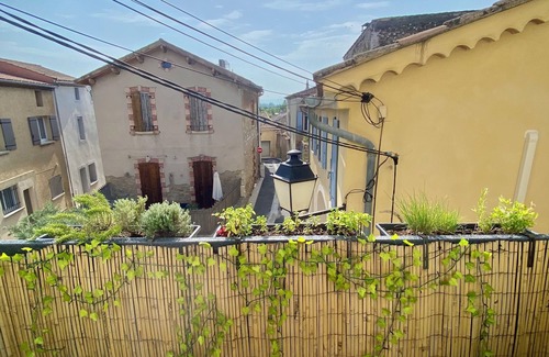 Entraigues-sur-la-Sorgue Apartment | Cozy Apartment in the Heart of a Provençal Village – 2 Bedrooms + Balcony