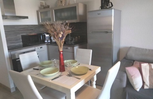 Saintes-Maries-de-la-Mer Apartment | Cozy Apartment 200 m from Amphores Beach – 4 Guests – Private Parking
