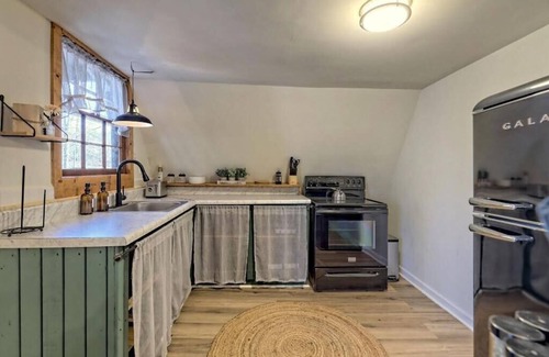 Fair Play Cabin | Cozy A-frame Tiny Home with Game room 3 Minutes to Lake Hartwell!