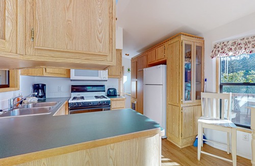 Brookings Cabin | Cozy abode steps from the beach with a private hot tub and nautical theme