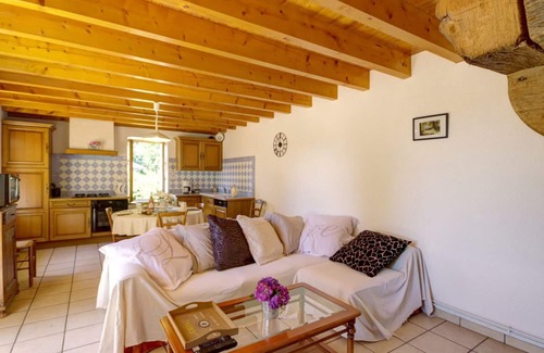 Les Salles Cottage | Cozy accommodation for 4 with garden and pets allowed