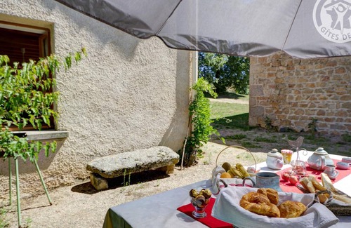 Les Salles Cottage | Cozy accommodation for 4 with garden and pets allowed