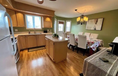 Terra Nova House | Cozy Airport Heights stay, 3 minutes to Airport