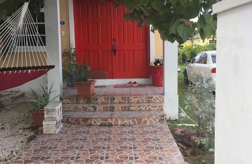 Gambier House | Cozy Airport Townhome near the Airport & walking Distance to the Beach