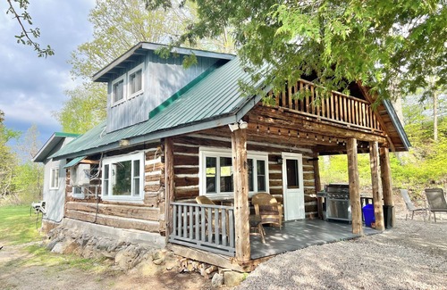 Tay Valley Cabin | Cozy all season Balderson Cabin, 20 mins from Perth Ontario!