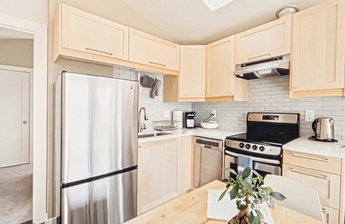 Lake City Apartment | Cozy and bright 1-bedroom apartment in NE Seattle with WiFi, AC and garden view