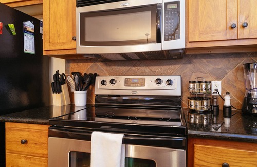 Jonestown Condo | Cozy and Charming Hill Country Lakeview Oasis