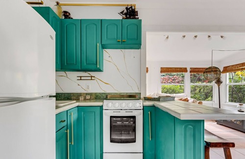 Riverside Park Cottage | Cozy and Comforting Dog Friendly Coach House Close to Beach by RedAwning