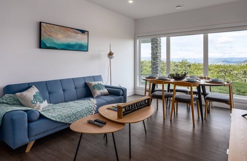 Rutland Apartment | Cozy and Comfortable- Close to airport, UBC