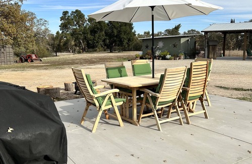 Templeton House | Cozy and comfortable 3 bedroom set in the rural oaks and vineyards.
