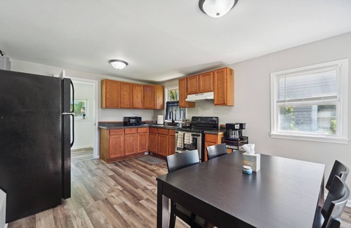 Old Town House | Cozy and Convenient 3-bedroom Home In the Heart of Lansing w/Wifi And Coffee