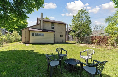 Old Town House | Cozy and Convenient 3-bedroom Home In the Heart of Lansing w/Wifi And Coffee