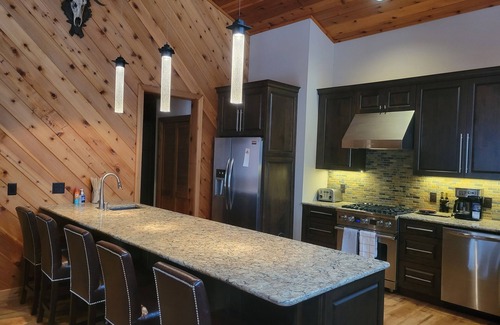 Thompsonville Cabin | Cozy and cute, close to everything!