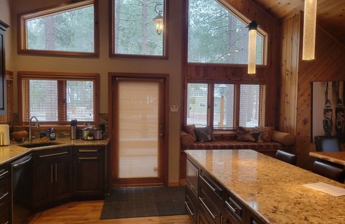 Thompsonville Cabin | Cozy and cute, close to everything!