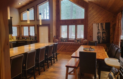 Thompsonville Cabin | Cozy and cute, close to everything!