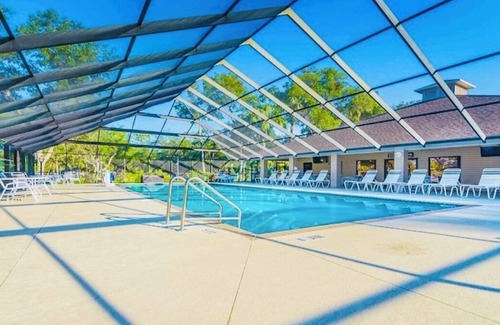 Crystal River Cabin | Cozy and fully equipped cabin in Crystal River Fl. Screened-In outdoor pool.
