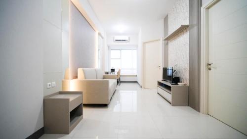 Surabaya Apartment | Cozy and Homey 2BR at Benson Supermall Mansion Apartment By Travelio