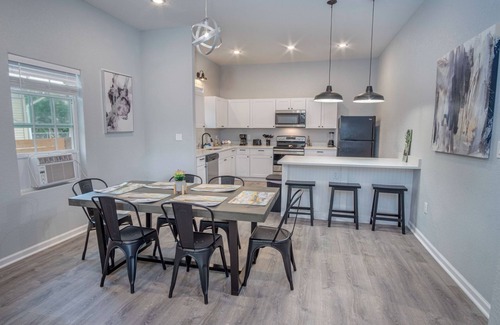 Near East Side House | Cozy and Lovely 2BR 2BA Apt#a Near Lively Downtown