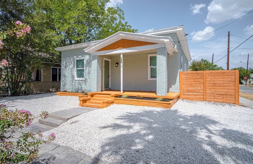 Near East Side House | Cozy and Lovely 2BR 2BA Apt#a Near Lively Downtown