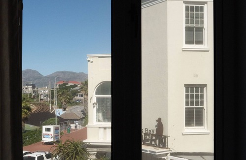 Kalk Bay Apartment | Cozy and luxurious apartment overlooking the Kalk bay Harbour.