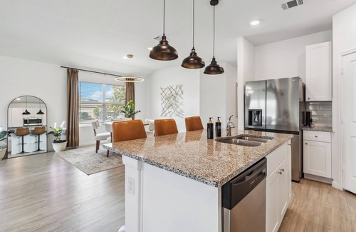 Converse House | Cozy and Modern, 3 bedroom, 2 bathroom Home in Converse, TX/Near San Antonio.