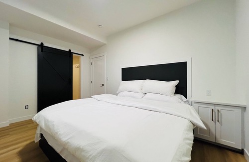 Southwest Calgary House | Cozy and Modern Basement Suite – 10 Minutes from Downtown!