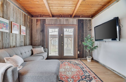 Greentown Cabin | Cozy and Modern Poconos Cabin close to Skytop and Lake Wallenpaupack!