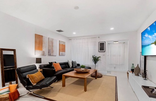 Coral Heights Villa | Cozy and Modern Home w/Heated Pool - RUBI.life