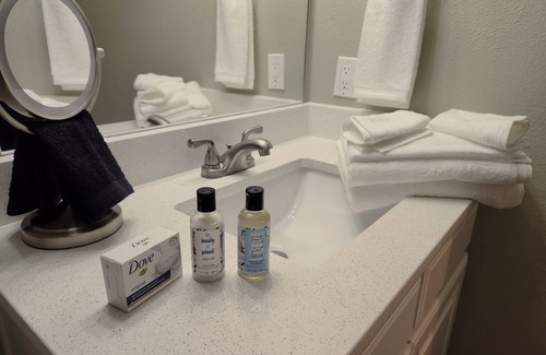 Ponder House | Cozy and peaceful small town guesthouse in quiet neighborhood close to Denton!n