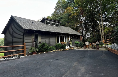 Roaring Gap Cottage | Cozy and Quiet Four Bedroom Cottage on a Golf Course in Glade Valley, NC.