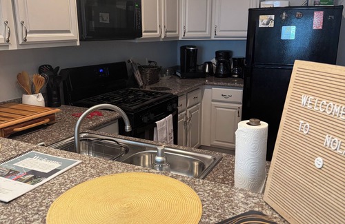 Broadmoor House | Cozy and Quiet Home Uptown Broadmoor Area