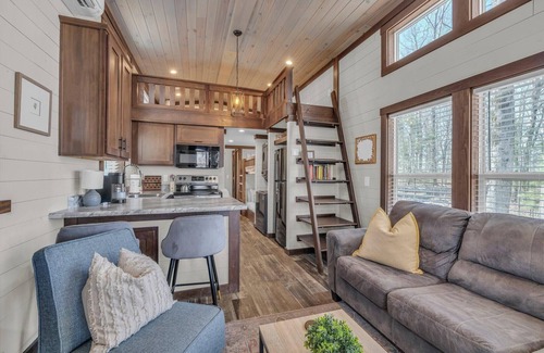 Tracy City Cottage | Cozy and quiet lake & mountain tiny home retreat. Fire pit + pet friendly!