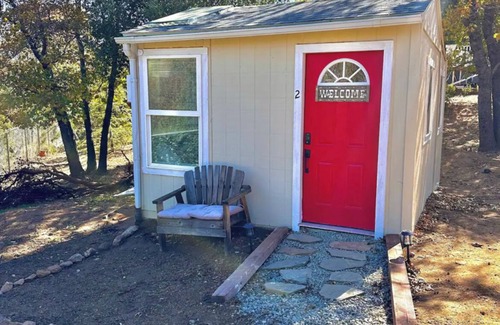 Julian Cottage | Cozy and Quiet Tiny House Cottage with Skylight 2 Minutes from Main Street
