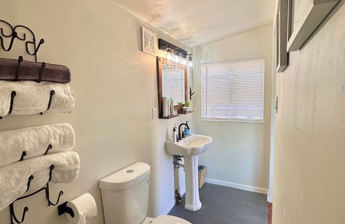 Julian Cottage | Cozy and Quiet Tiny House Cottage with Skylight 2 Minutes from Main Street