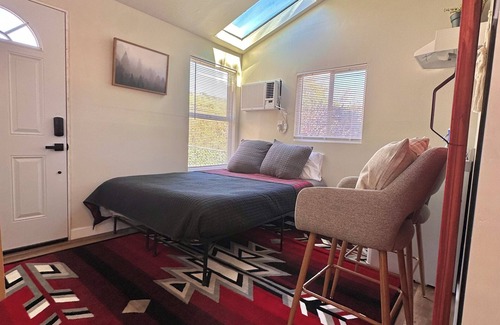 Julian Cottage | Cozy and Quiet Tiny House Cottage with Skylight 2 Minutes from Main Street