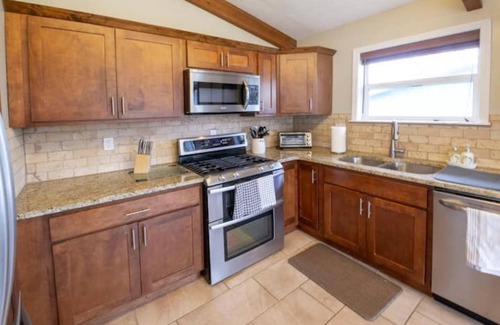 Prairie Village House | Cozy and Quiet 3 BR, 2 BA Home in Prairie Village - Pet Friendly