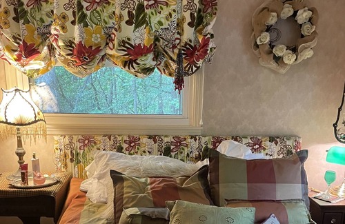 Franklin Cottage | Cozy and Romantic Lake Front Cottage perfect to use for a Get Away or Honeymoon!