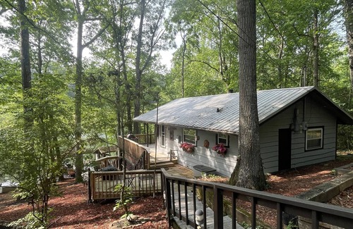 Franklin Cottage | Cozy and Romantic Lake Front Cottage perfect to use for a Get Away or Honeymoon!