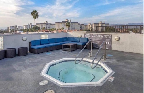 Miracle Mile Apartment | Cozy and Stylish Unit