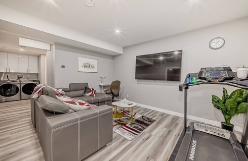 Southwest Calgary House | Cozy and Tastefully Furnished 1BR Guest Suite Close to Spruce Meadows SW Calgary