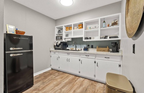Cave City Apartment | Cozy and vibrant two-bdrm inspired by timeless tradition of the Kentucky Derby