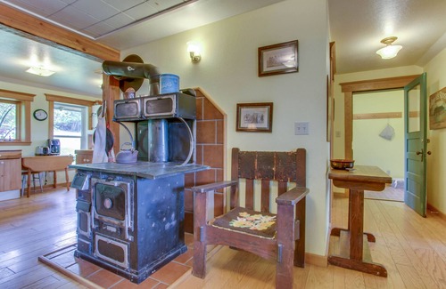 Sandpoint Cabin | Cozy and Warm Lakefront Home with Great Views, Large Deck, Free WiFi, and Dock