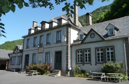 Saint-Vincent-de-Salers Apartment | Cozy Apartment in Saint-Vincent-de-Salers, Near Puy Mary, 2 Bedrooms, Ideal for Hikes & Skiing