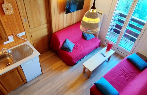 Prapoutel Apartment | Cozy apartment for 4-6 with balcony near slopes, TV, elevator and ski locker