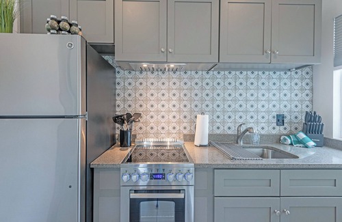 Jacksonville Beach Apartment | Cozy Apartment Steps to the sea - 2 bd - 2 Bathrooms - No stairs